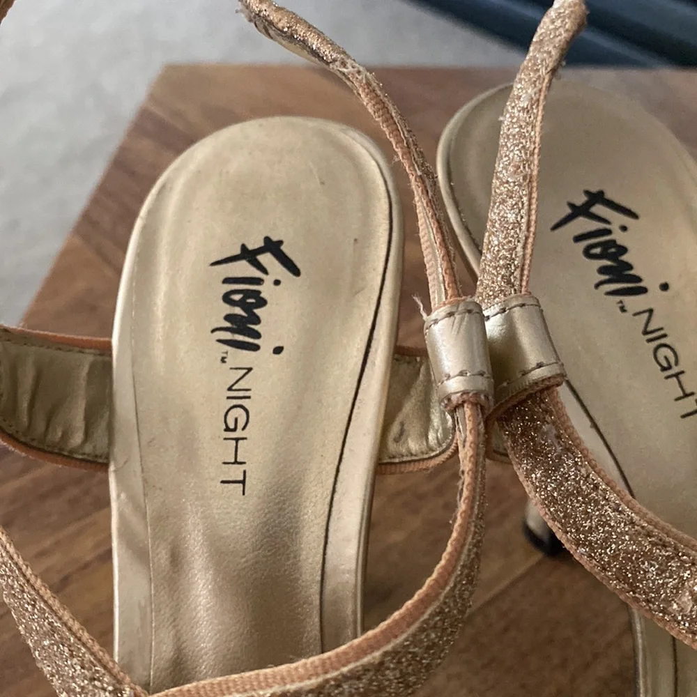 Gold heels - Picture 4 of 6